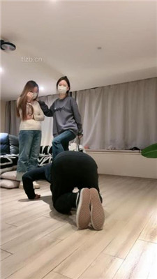 【九九女王】双S-教训出轨男-遛狗爬行/骑马/舔脏鞋底/踩踏-BD绳艺资源